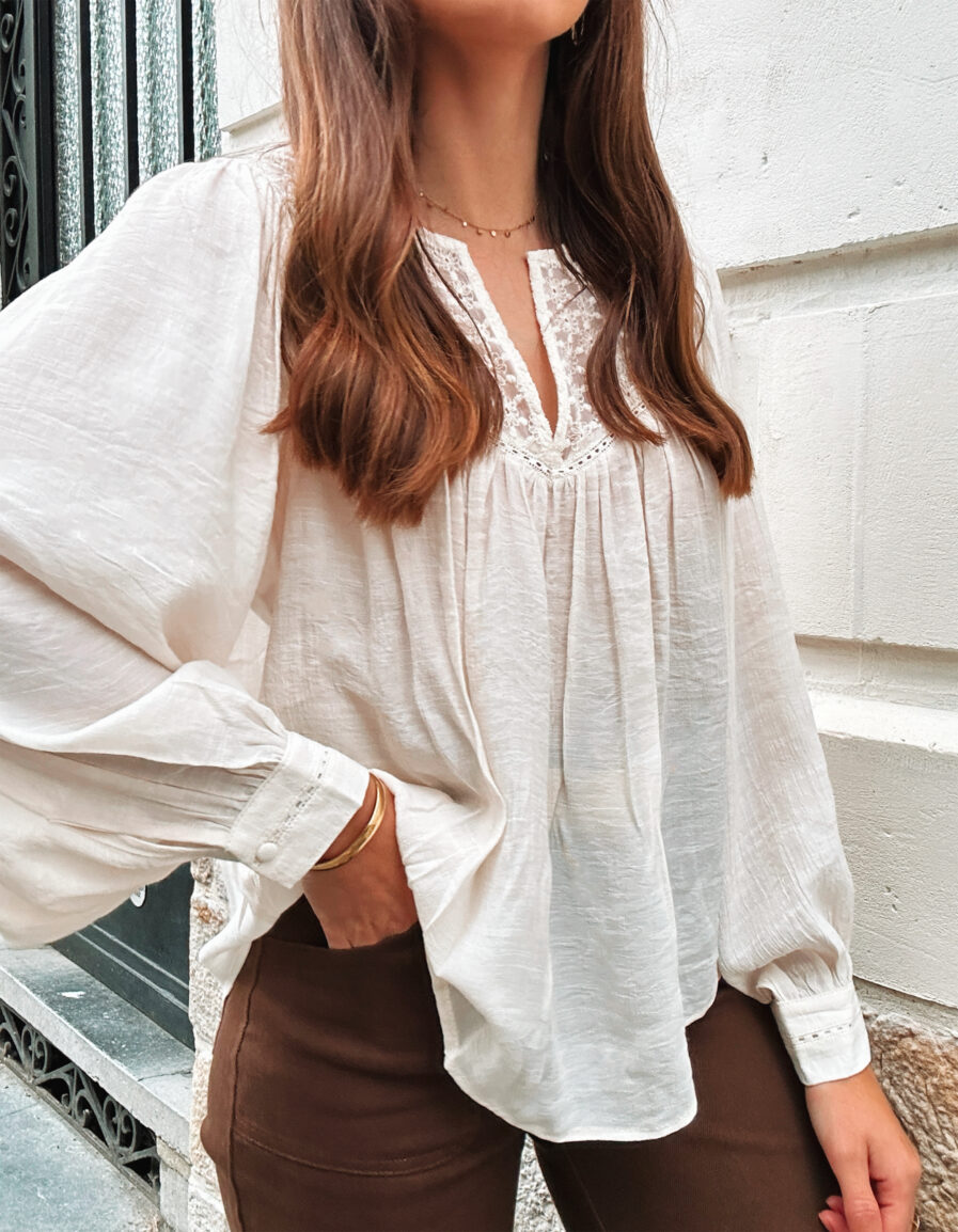 Craquez pour CAROLA notre blouse ivoire à l’allure bohème chic ! Confectionnée en viscose elle est légère et très agréable à porter ! Joli décolleté V avec petites fleurs brodées en transparence Détails jour échelle à l’encolure et au dos Manches longues qui se ferment à l’aide d’un bouton