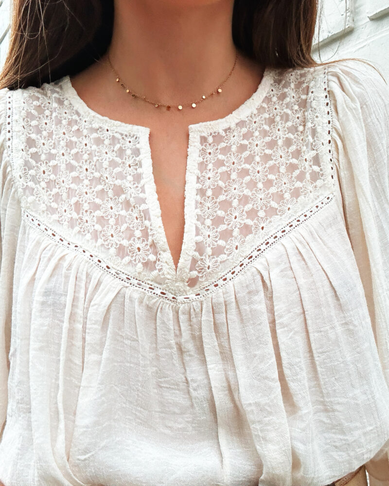Craquez pour CAROLA notre blouse ivoire à l’allure bohème chic ! Confectionnée en viscose elle est légère et très agréable à porter ! Joli décolleté V avec petites fleurs brodées en transparence Détails jour échelle à l’encolure et au dos Manches longues qui se ferment à l’aide d’un bouton