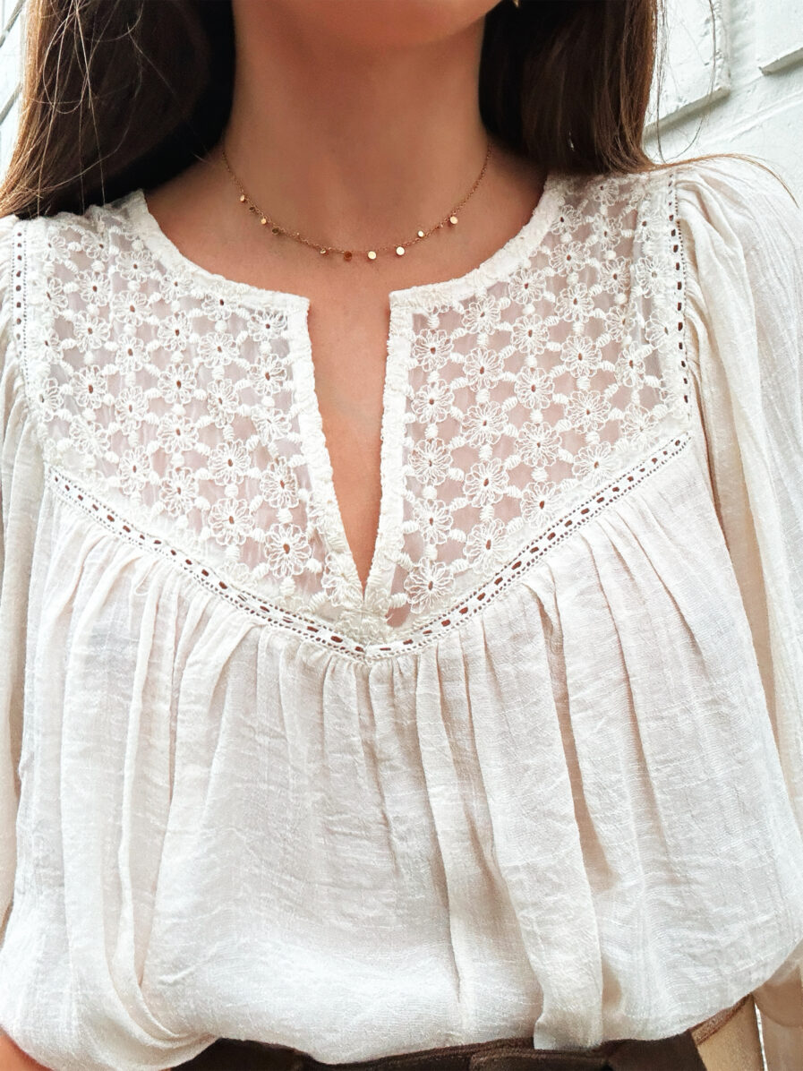 Craquez pour CAROLA notre blouse ivoire à l’allure bohème chic ! Confectionnée en viscose elle est légère et très agréable à porter ! Joli décolleté V avec petites fleurs brodées en transparence Détails jour échelle à l’encolure et au dos Manches longues qui se ferment à l’aide d’un bouton