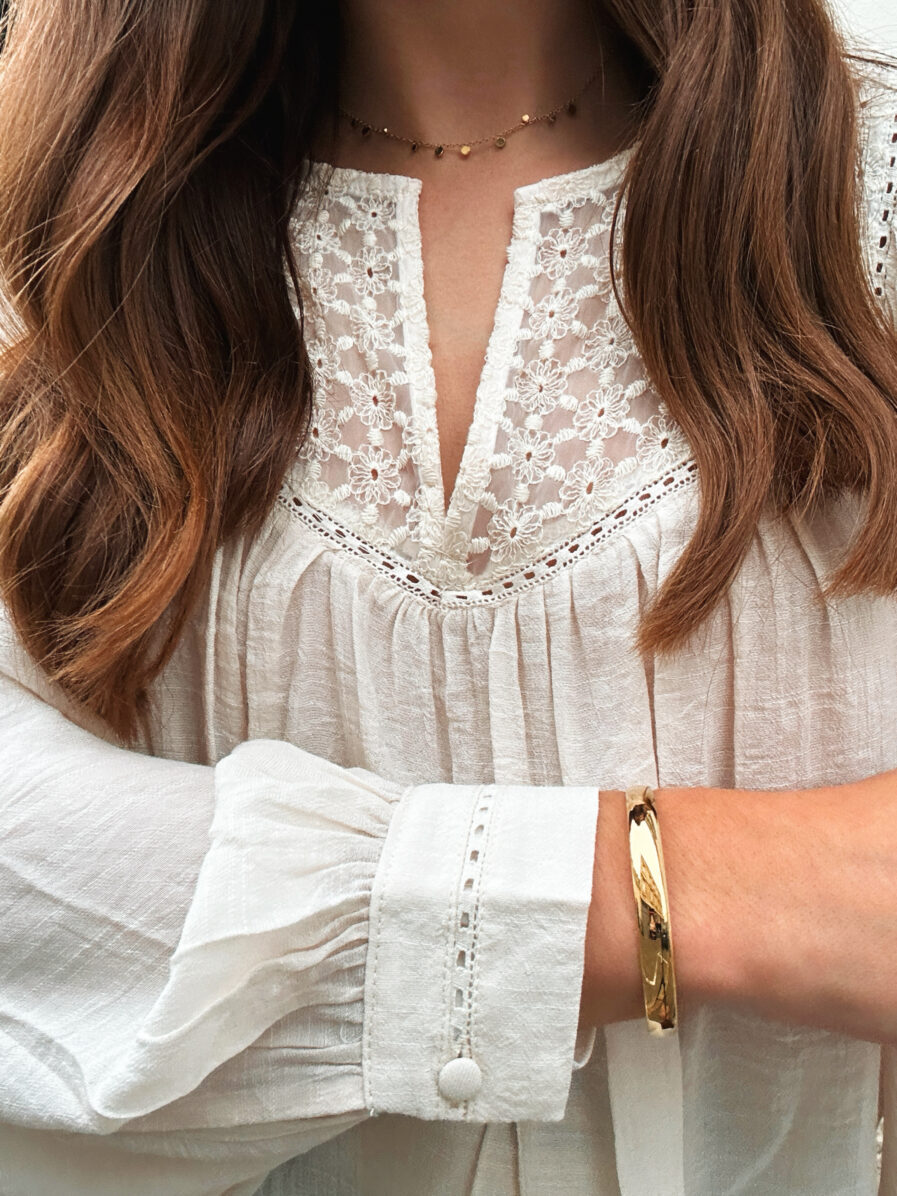 Craquez pour CAROLA notre blouse ivoire à l’allure bohème chic ! Confectionnée en viscose elle est légère et très agréable à porter ! Joli décolleté V avec petites fleurs brodées en transparence Détails jour échelle à l’encolure et au dos Manches longues qui se ferment à l’aide d’un bouton