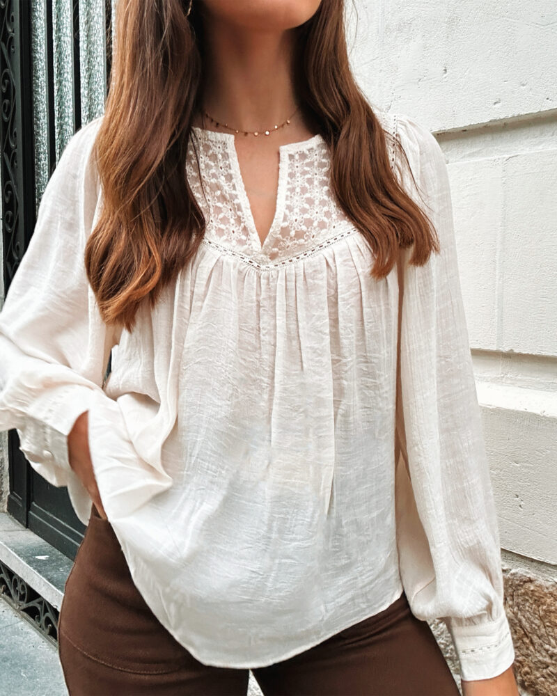 Craquez pour CAROLA notre blouse ivoire à l’allure bohème chic ! Confectionnée en viscose elle est légère et très agréable à porter ! Joli décolleté V avec petites fleurs brodées en transparence Détails jour échelle à l’encolure et au dos Manches longues qui se ferment à l’aide d’un bouton