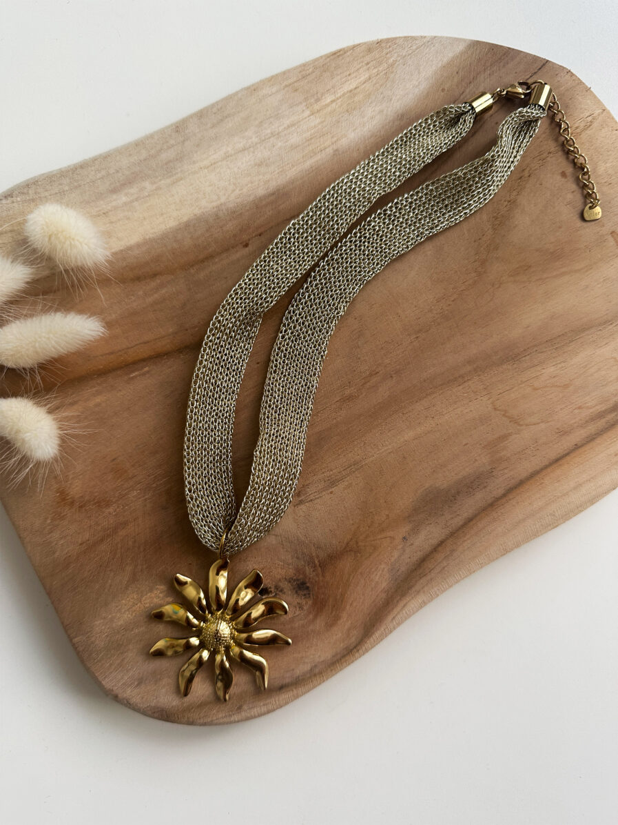 Collier Malina, en maille tressée dorée, pensée pour twister vos basiques