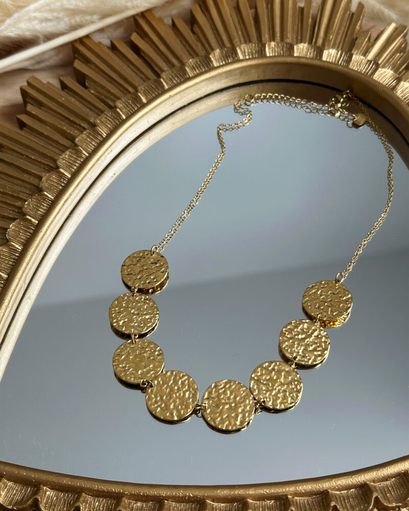 Le collier Niva, c’est la touche ultra stylée qui fait passer votre look au niveau supérieur. Ses pastilles dorées martelées donnent un effet couture et lumineux en fait une pièce incontournable. Matière : acier inoxydable Longueur : 18 cm réglable Fermoir mousqueton classique