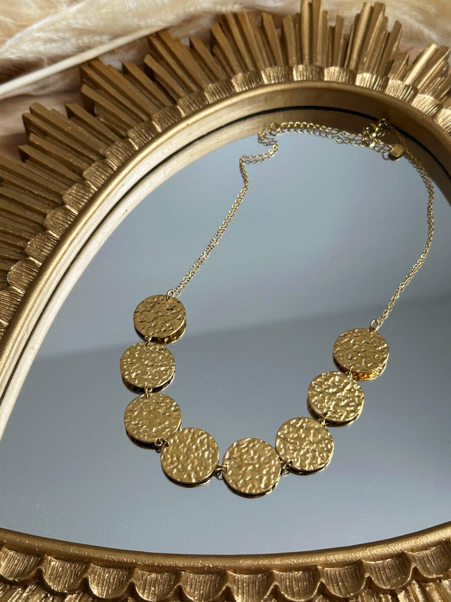 Le collier Niva, c’est la touche ultra stylée qui fait passer votre look au niveau supérieur. Ses pastilles dorées martelées donnent un effet couture et lumineux en fait une pièce incontournable. Matière : acier inoxydable Longueur : 18 cm réglable Fermoir mousqueton classique