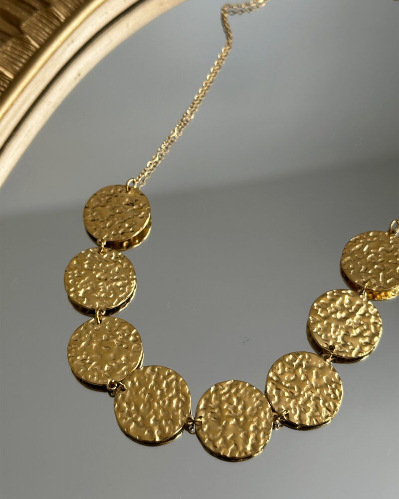 Le collier Niva, c’est la touche ultra stylée qui fait passer votre look au niveau supérieur. Ses pastilles dorées martelées donnent un effet couture et lumineux en fait une pièce incontournable. Matière : acier inoxydable Longueur : 18 cm réglable Fermoir mousqueton classique