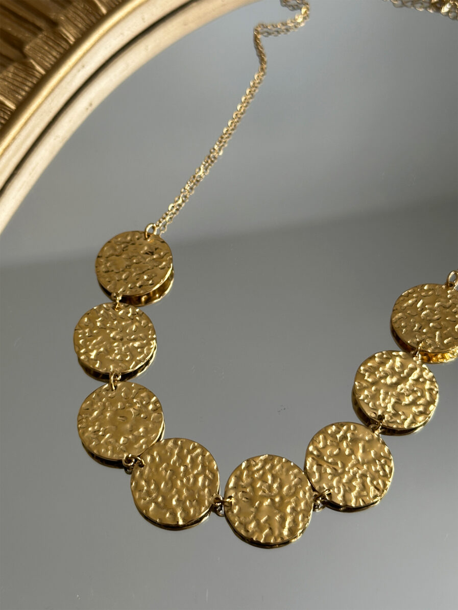 Le collier Niva, c’est la touche ultra stylée qui fait passer votre look au niveau supérieur. Ses pastilles dorées martelées donnent un effet couture et lumineux en fait une pièce incontournable. Matière : acier inoxydable Longueur : 18 cm réglable Fermoir mousqueton classique