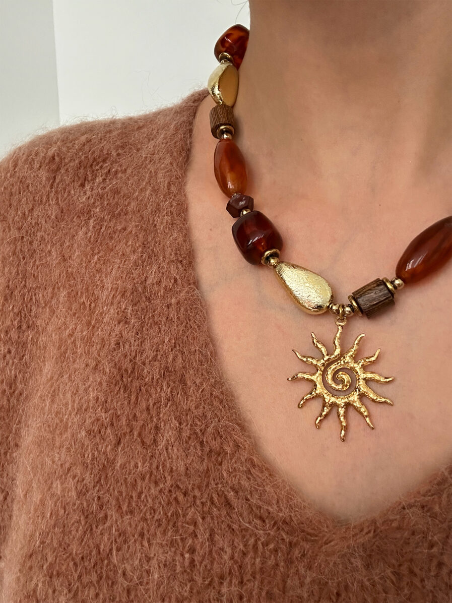 Le collier Orenda, c’est le bijou qui rayonne autant que toi ! Avec ses perles aux reflets ambres, ses maillons dorés texturés et son pendentif soleil, il apporte une vie solaire, mystique et ultra stylée à n’importe quel look. Matière : acier inoxydable Longueur : 24 cm réglable Fermoir mousqueton classique