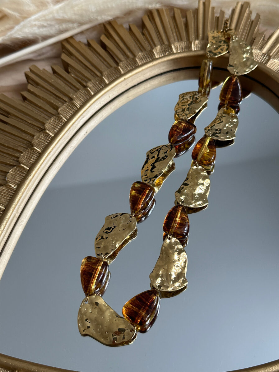 Sublimez vos tenues avec l’élégance singulière collier Zélie. Composé de maillons irréguliers dorés martelés et de perles aux reflets ambrés, il apporte une touche sophistiquées et audacieuse à vos looks. Matière : acier inoxydable & perles effet ambré Fermoir : mousqueton classique Longueur : 18cm ajustable