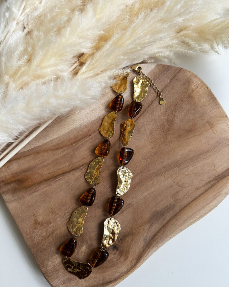 Sublimez vos tenues avec l’élégance singulière collier Zélie. Composé de maillons irréguliers dorés martelés et de perles aux reflets ambrés, il apporte une touche sophistiquées et audacieuse à vos looks. Matière : acier inoxydable & perles effet ambré Fermoir : mousqueton classique Longueur : 18cm ajustable