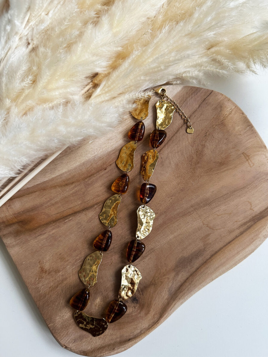 Sublimez vos tenues avec l’élégance singulière collier Zélie. Composé de maillons irréguliers dorés martelés et de perles aux reflets ambrés, il apporte une touche sophistiquées et audacieuse à vos looks. Matière : acier inoxydable & perles effet ambré Fermoir : mousqueton classique Longueur : 18cm ajustable