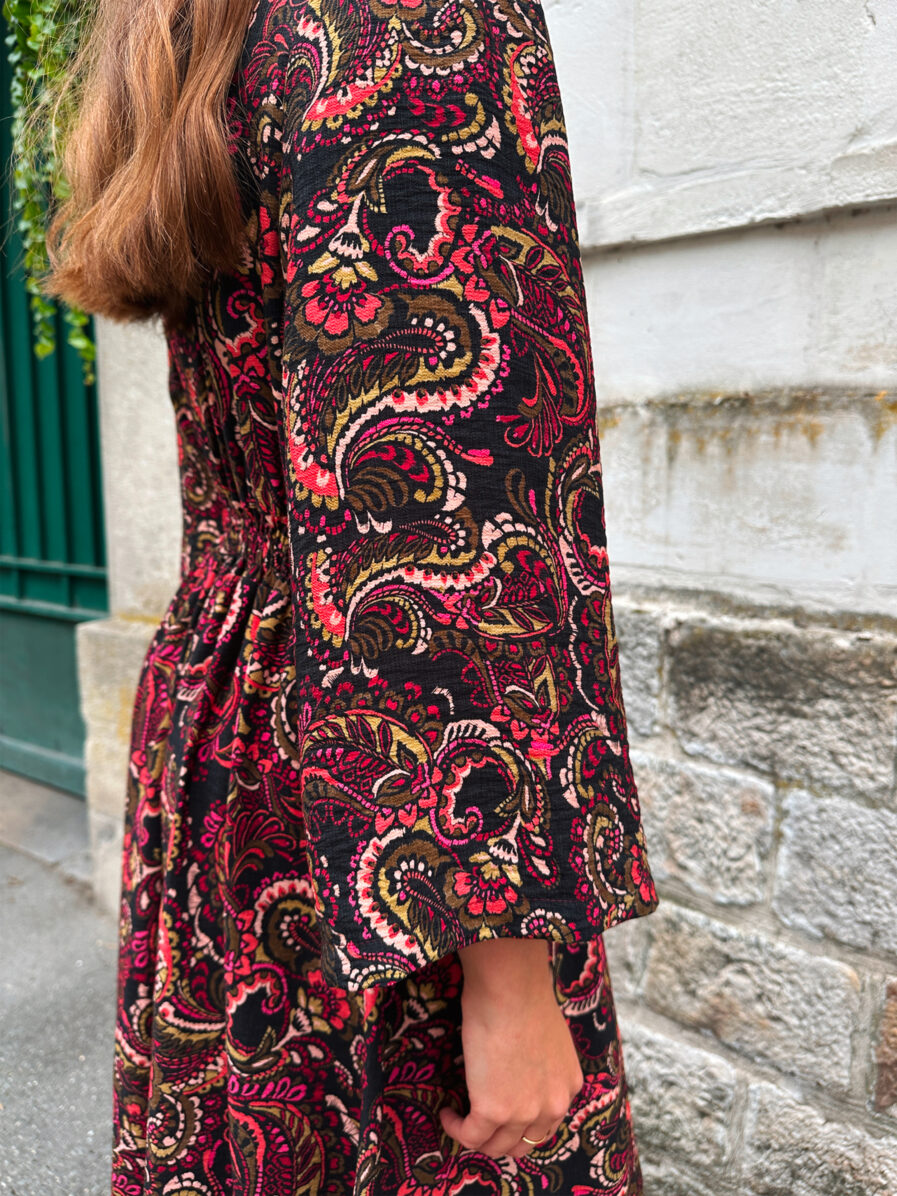 ISADORA, la sublime robe longue à l’allure bohême chic qui vous sublimera vos looks pour cette saison ! • Joli imprimé automnal avec tons chauds : kaki, camel, rouge et noir • Décolleté V élégant qui allonge la silhouette • Manches longues • Joli empiècement sous poitrine qui met en valeur le décolleté • Taille élastiquée pour un maximum de confort • Fabrication Française • Création LES PIPLETTES On aime la porter avec de jolis bijoux dorés pour un look bohème chic super tendance ! Le modèle mesure 1m64, fait une taille 36 et porte une taille 1. Taille 1 = 36/38 Taille 2 = 38/40
