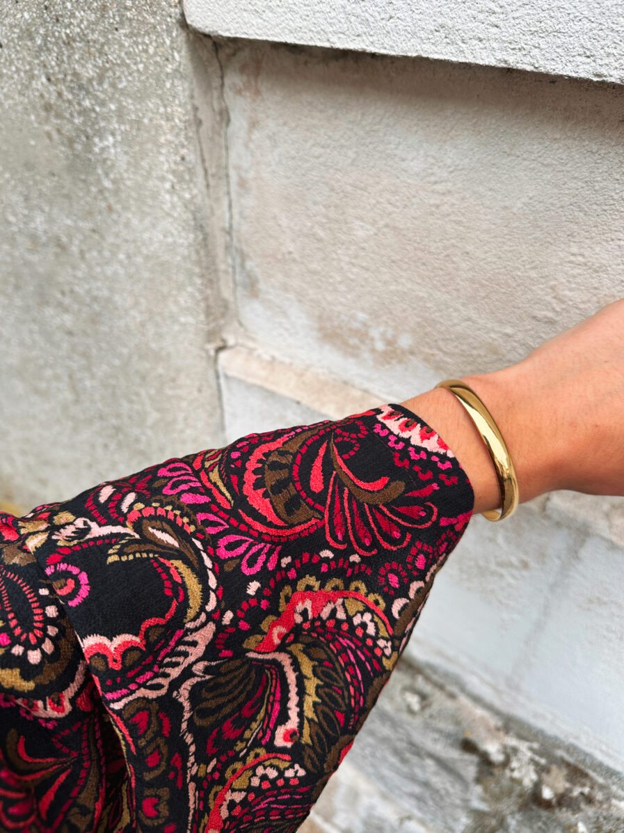 ISADORA, la sublime robe longue à l’allure bohême chic qui vous sublimera vos looks pour cette saison ! • Joli imprimé automnal avec tons chauds : kaki, camel, rouge et noir • Décolleté V élégant qui allonge la silhouette • Manches longues • Joli empiècement sous poitrine qui met en valeur le décolleté • Taille élastiquée pour un maximum de confort • Fabrication Française • Création LES PIPLETTES On aime la porter avec de jolis bijoux dorés pour un look bohème chic super tendance ! Le modèle mesure 1m64, fait une taille 36 et porte une taille 1. Taille 1 = 36/38 Taille 2 = 38/40