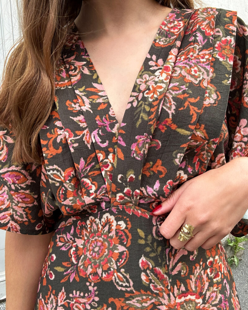 Robe longue LEA porté à imprimé floral bohème chic dans les tons chauds, décolleté V et manches fluides.