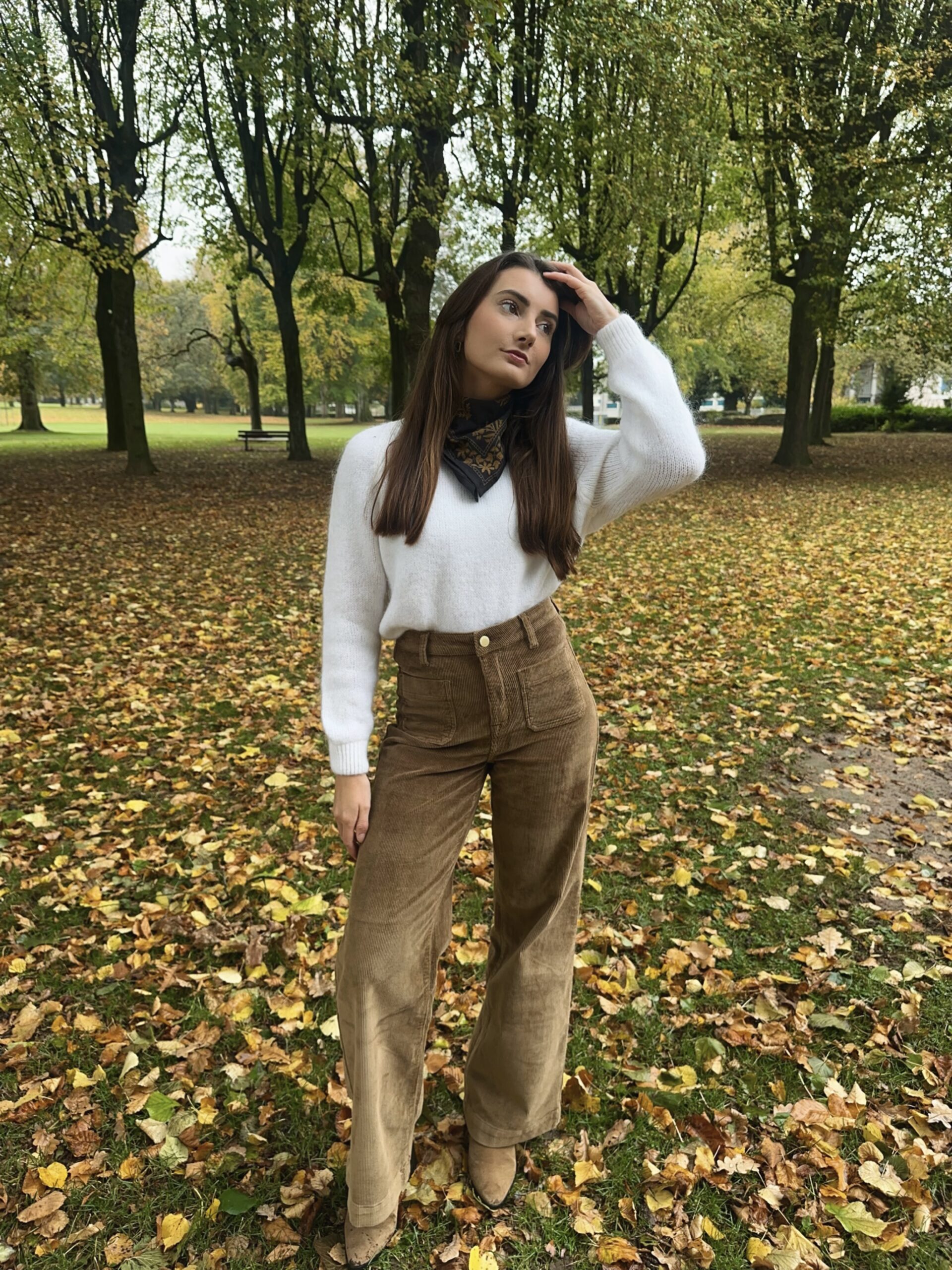 pantalon-naura-velours-beige-lespiplettes Pantalon Naura velours beige porté par la modèle