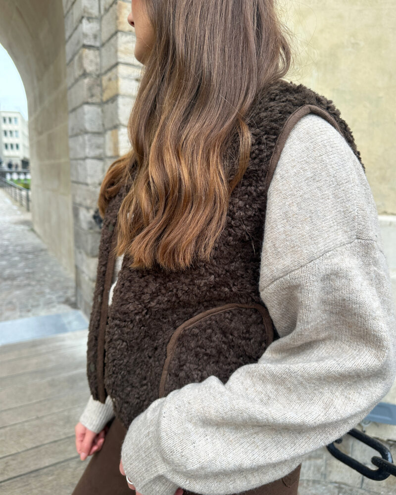 Gilet LALY chocolat porté par la modèle