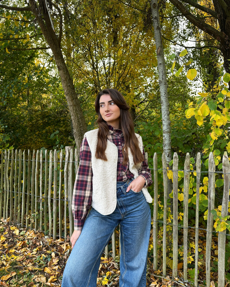 Gilet Laly écru porté par la modèle.