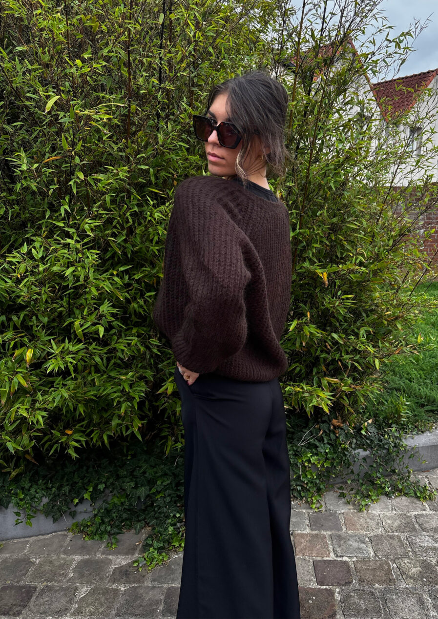 Voici Malia, notre nouveau gilet extra doux en mohair ! Un indispensable qui va avec tout… Col rond Jolie maille enveloppante toute douce Coloris Chocolat ultra tendance 6 boutons sur le devant Fabriqué en Italie On aime le porter avec un jean taille haute et des bottines pour dynamiser le look ou bien en superposition au dessus d’une robe !