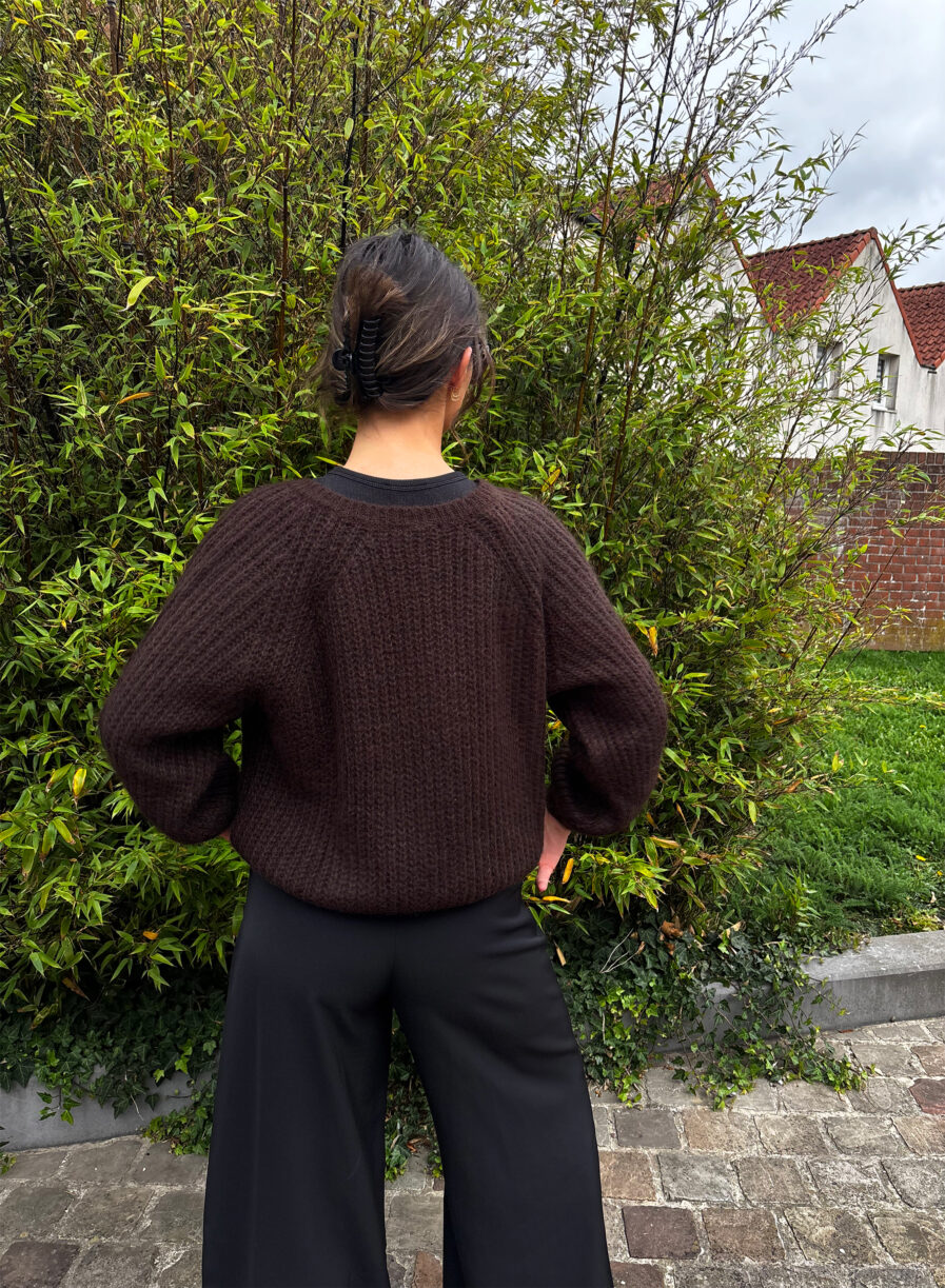 Voici Malia, notre nouveau gilet extra doux en mohair ! Un indispensable qui va avec tout… Col rond Jolie maille enveloppante toute douce Coloris Chocolat ultra tendance 6 boutons sur le devant Fabriqué en Italie On aime le porter avec un jean taille haute et des bottines pour dynamiser le look ou bien en superposition au dessus d’une robe !
