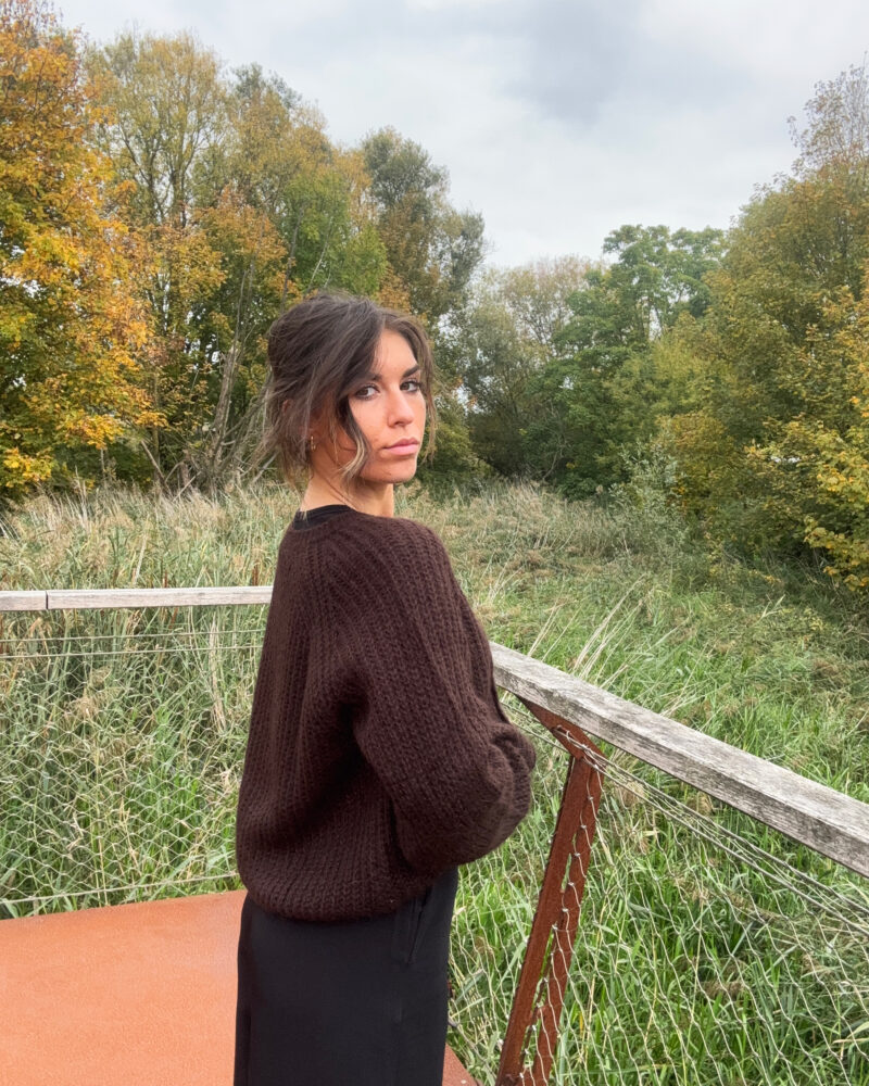 Voici Malia, notre nouveau gilet extra doux en mohair ! Un indispensable qui va avec tout… Col rond Jolie maille enveloppante toute douce Coloris Chocolat ultra tendance 6 boutons sur le devant Fabriqué en Italie On aime le porter avec un jean taille haute et des bottines pour dynamiser le look ou bien en superposition au dessus d’une robe !