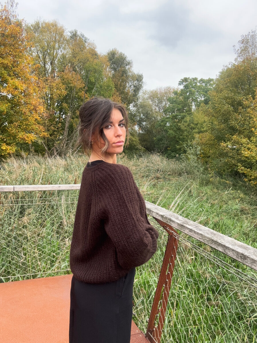 Voici Malia, notre nouveau gilet extra doux en mohair ! Un indispensable qui va avec tout… Col rond Jolie maille enveloppante toute douce Coloris Chocolat ultra tendance 6 boutons sur le devant Fabriqué en Italie On aime le porter avec un jean taille haute et des bottines pour dynamiser le look ou bien en superposition au dessus d’une robe !