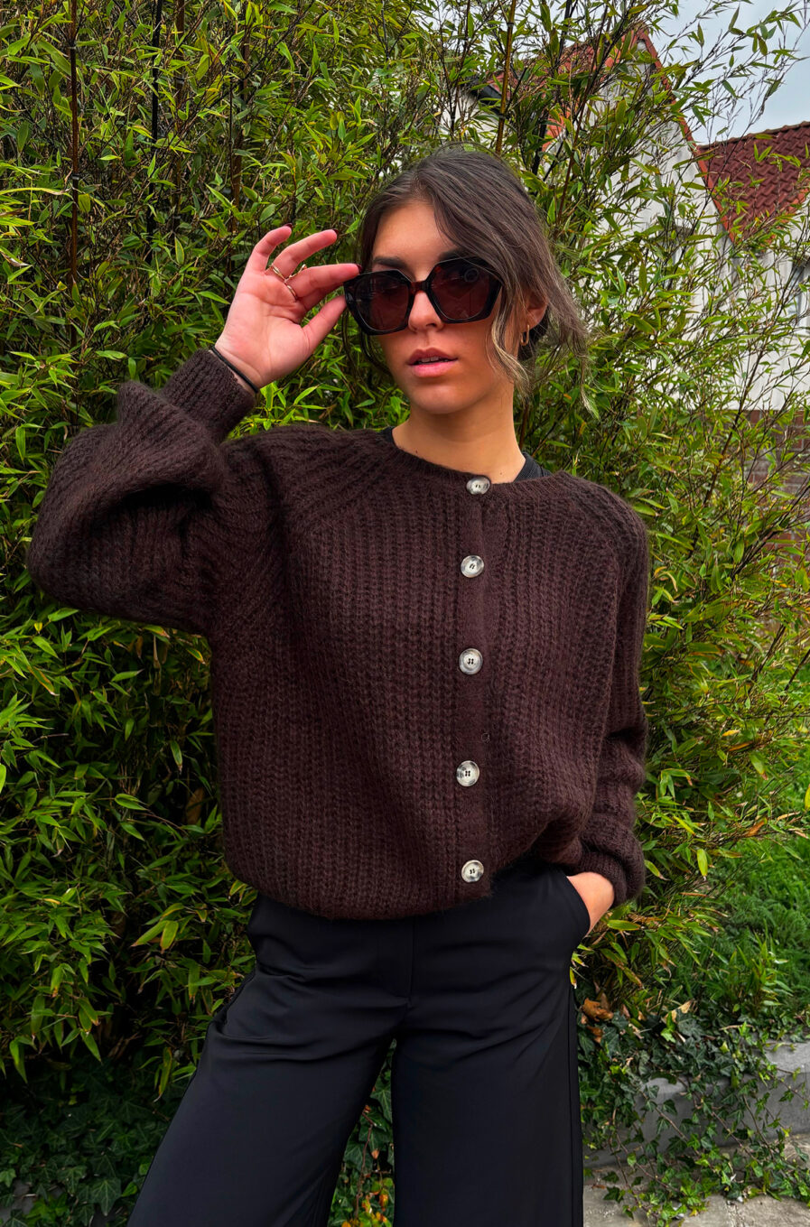 Voici Malia, notre nouveau gilet extra doux en mohair ! Un indispensable qui va avec tout… Col rond Jolie maille enveloppante toute douce Coloris Chocolat ultra tendance 6 boutons sur le devant Fabriqué en Italie On aime le porter avec un jean taille haute et des bottines pour dynamiser le look ou bien en superposition au dessus d’une robe !