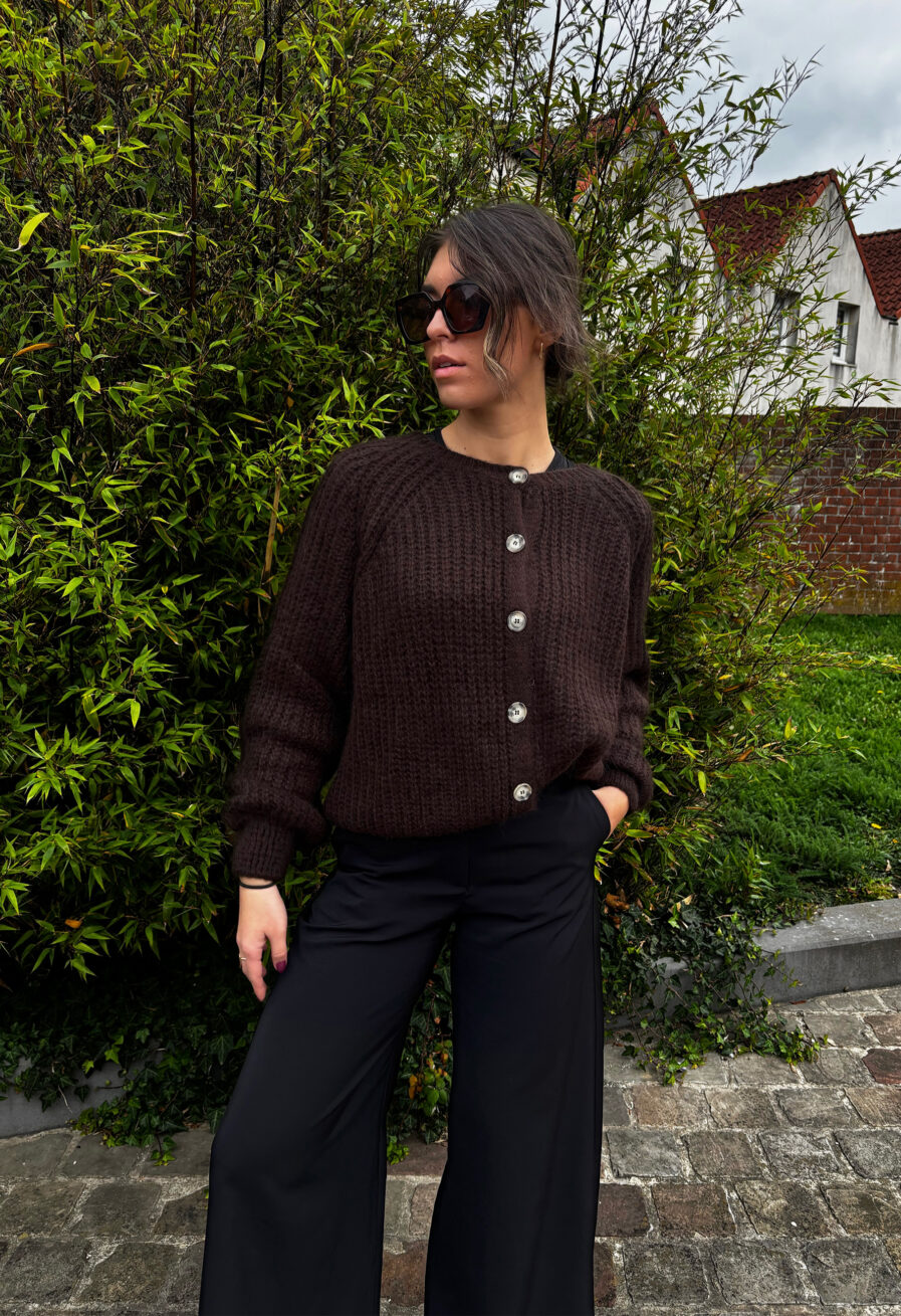 Voici Malia, notre nouveau gilet extra doux en mohair ! Un indispensable qui va avec tout… Col rond Jolie maille enveloppante toute douce Coloris Chocolat ultra tendance 6 boutons sur le devant Fabriqué en Italie On aime le porter avec un jean taille haute et des bottines pour dynamiser le look ou bien en superposition au dessus d’une robe !