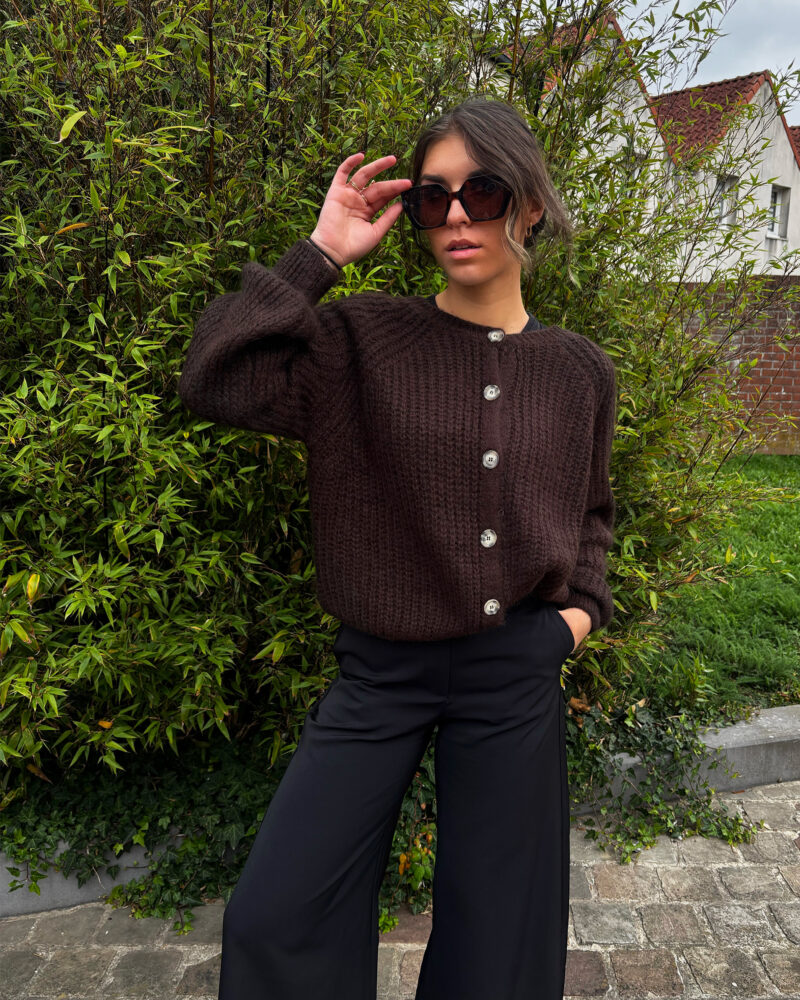 Voici Malia, notre nouveau gilet extra doux en mohair ! Un indispensable qui va avec tout… Col rond Jolie maille enveloppante toute douce Coloris Chocolat ultra tendance 6 boutons sur le devant Fabriqué en Italie On aime le porter avec un jean taille haute et des bottines pour dynamiser le look ou bien en superposition au dessus d’une robe !