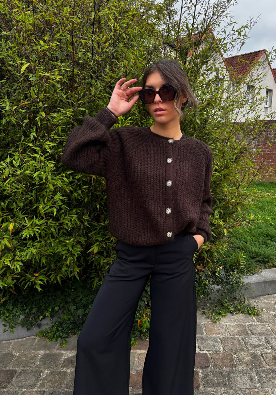 Voici Malia, notre nouveau gilet extra doux en mohair ! Un indispensable qui va avec tout… Col rond Jolie maille enveloppante toute douce Coloris Chocolat ultra tendance 6 boutons sur le devant Fabriqué en Italie On aime le porter avec un jean taille haute et des bottines pour dynamiser le look ou bien en superposition au dessus d’une robe !