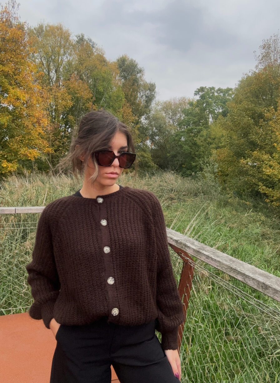 Voici Malia, notre nouveau gilet extra doux en mohair ! Un indispensable qui va avec tout… Col rond Jolie maille enveloppante toute douce Coloris Chocolat ultra tendance 6 boutons sur le devant Fabriqué en Italie On aime le porter avec un jean taille haute et des bottines pour dynamiser le look ou bien en superposition au dessus d’une robe !