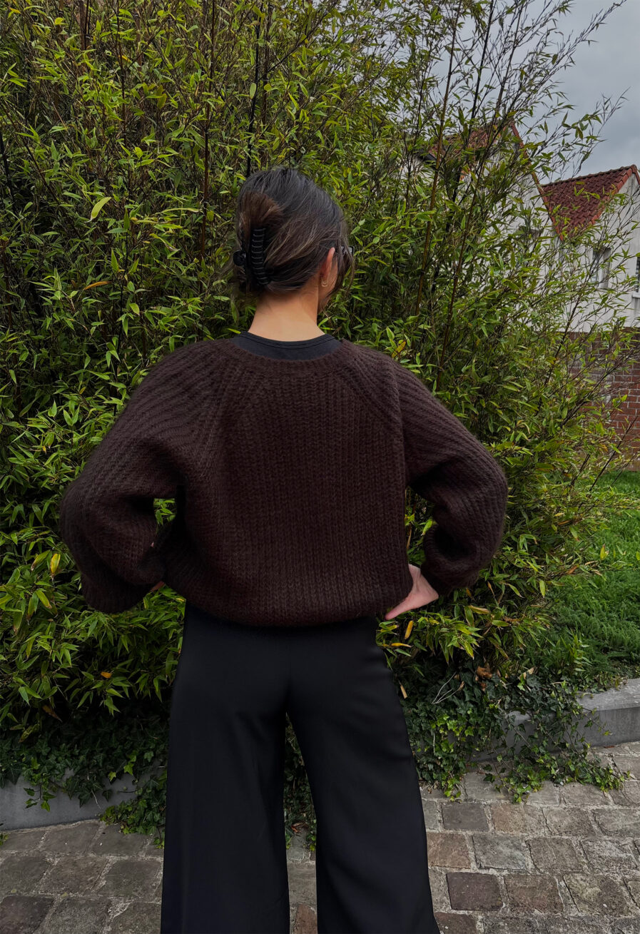 Voici Malia, notre nouveau gilet extra doux en mohair ! Un indispensable qui va avec tout… Col rond Jolie maille enveloppante toute douce Coloris Chocolat ultra tendance 6 boutons sur le devant Fabriqué en Italie On aime le porter avec un jean taille haute et des bottines pour dynamiser le look ou bien en superposition au dessus d’une robe !