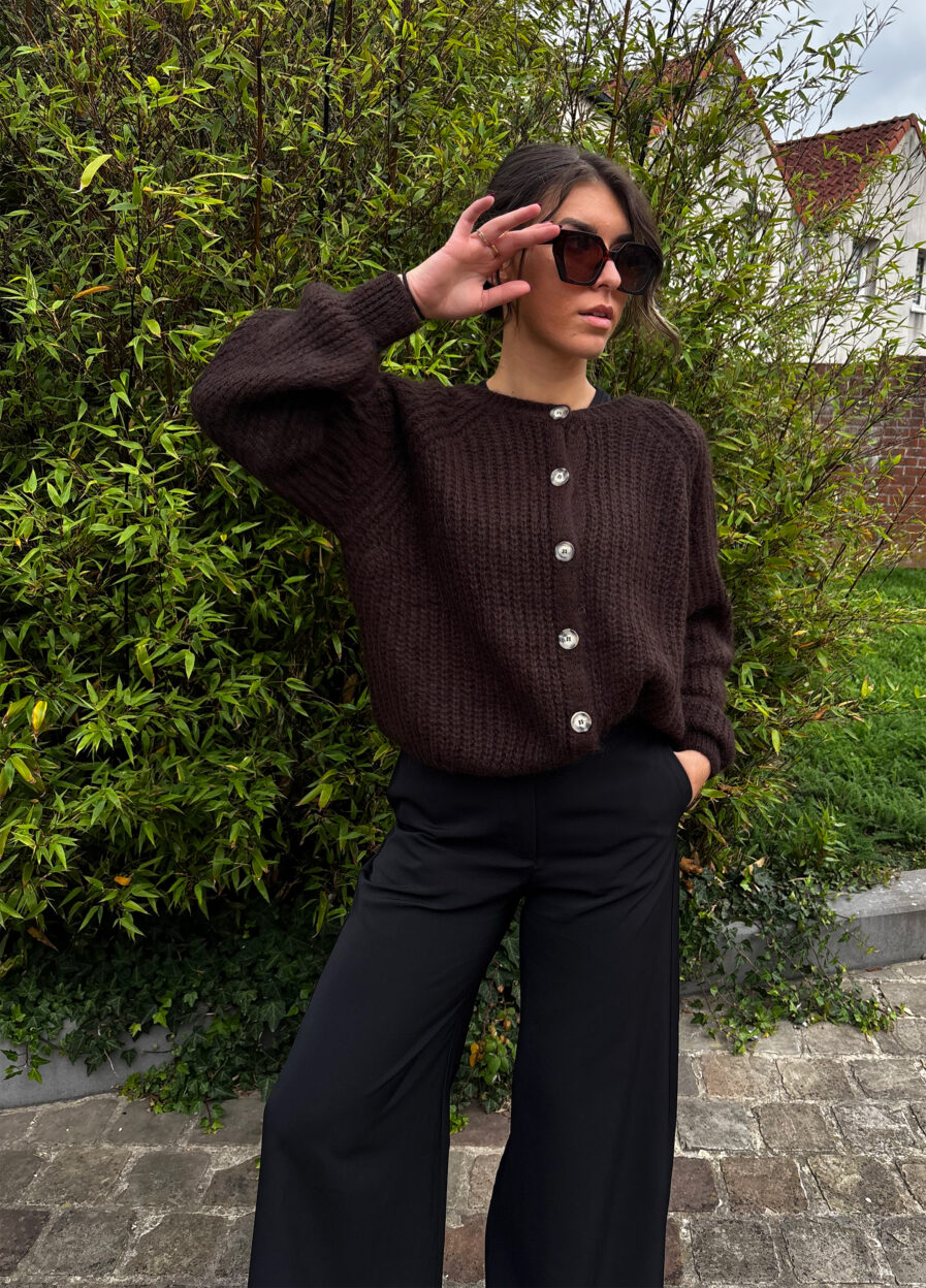 Voici Malia, notre nouveau gilet extra doux en mohair ! Un indispensable qui va avec tout… Col rond Jolie maille enveloppante toute douce Coloris Chocolat ultra tendance 6 boutons sur le devant Fabriqué en Italie On aime le porter avec un jean taille haute et des bottines pour dynamiser le look ou bien en superposition au dessus d’une robe !