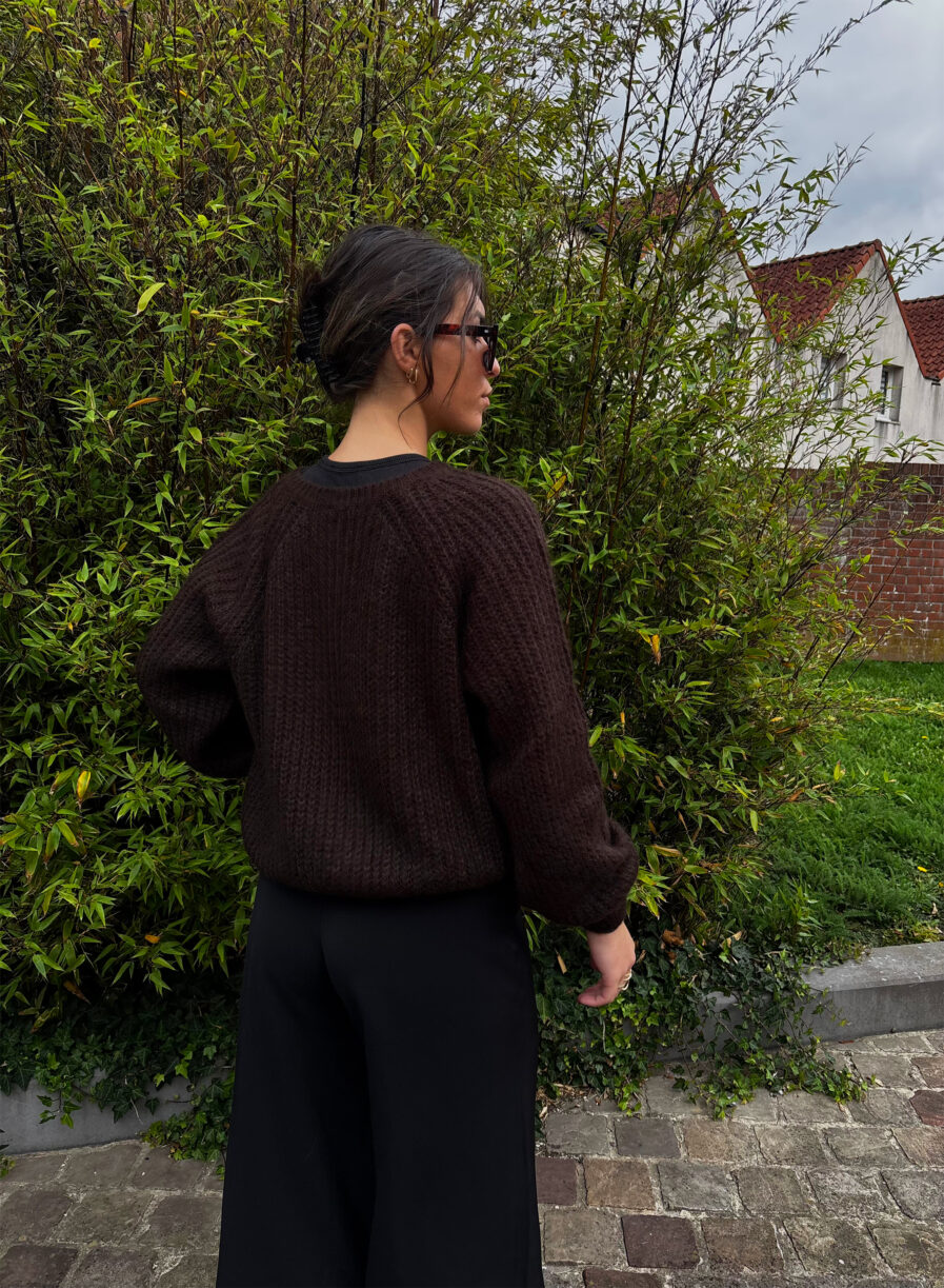 Voici Malia, notre nouveau gilet extra doux en mohair ! Un indispensable qui va avec tout… Col rond Jolie maille enveloppante toute douce Coloris Chocolat ultra tendance 6 boutons sur le devant Fabriqué en Italie On aime le porter avec un jean taille haute et des bottines pour dynamiser le look ou bien en superposition au dessus d’une robe !