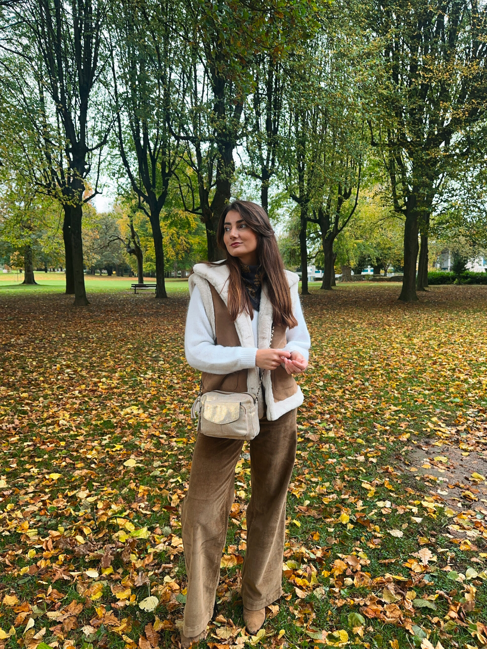 pantalon-naura-velours-beige-lespiplettes1 Tenue complète les piplettes porté par la modèle.