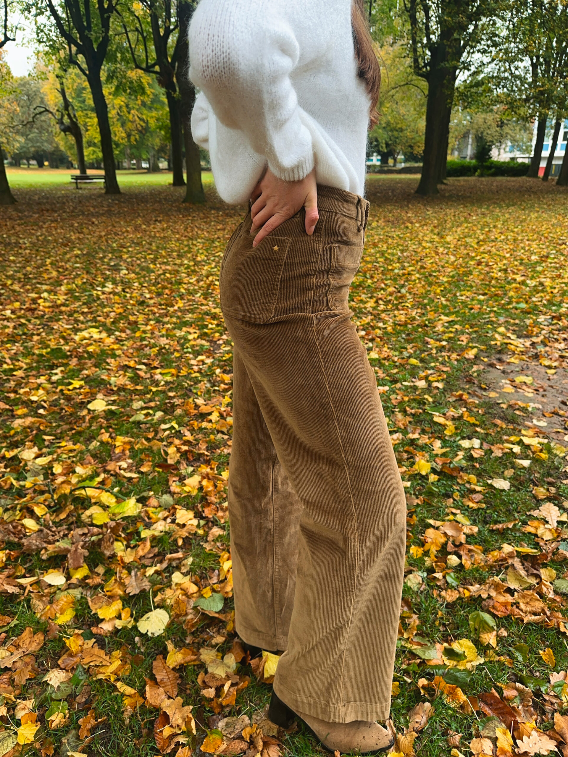 pantalon-naura-velours-beige-lespiplettes2 Pantalon NAURA velours beige porté par la modèle.