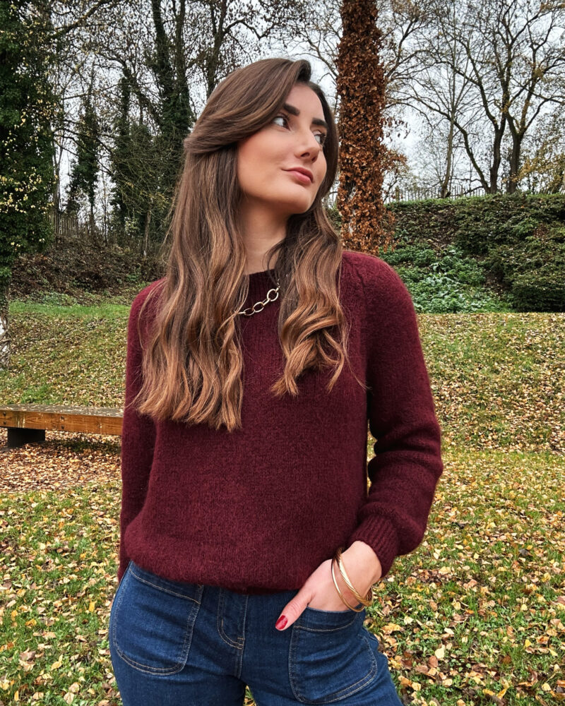 La modèle porte le Pull SUNNY en bordeaux