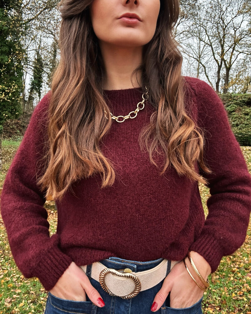 La modèle porte le Pull SUNNY en bordeaux