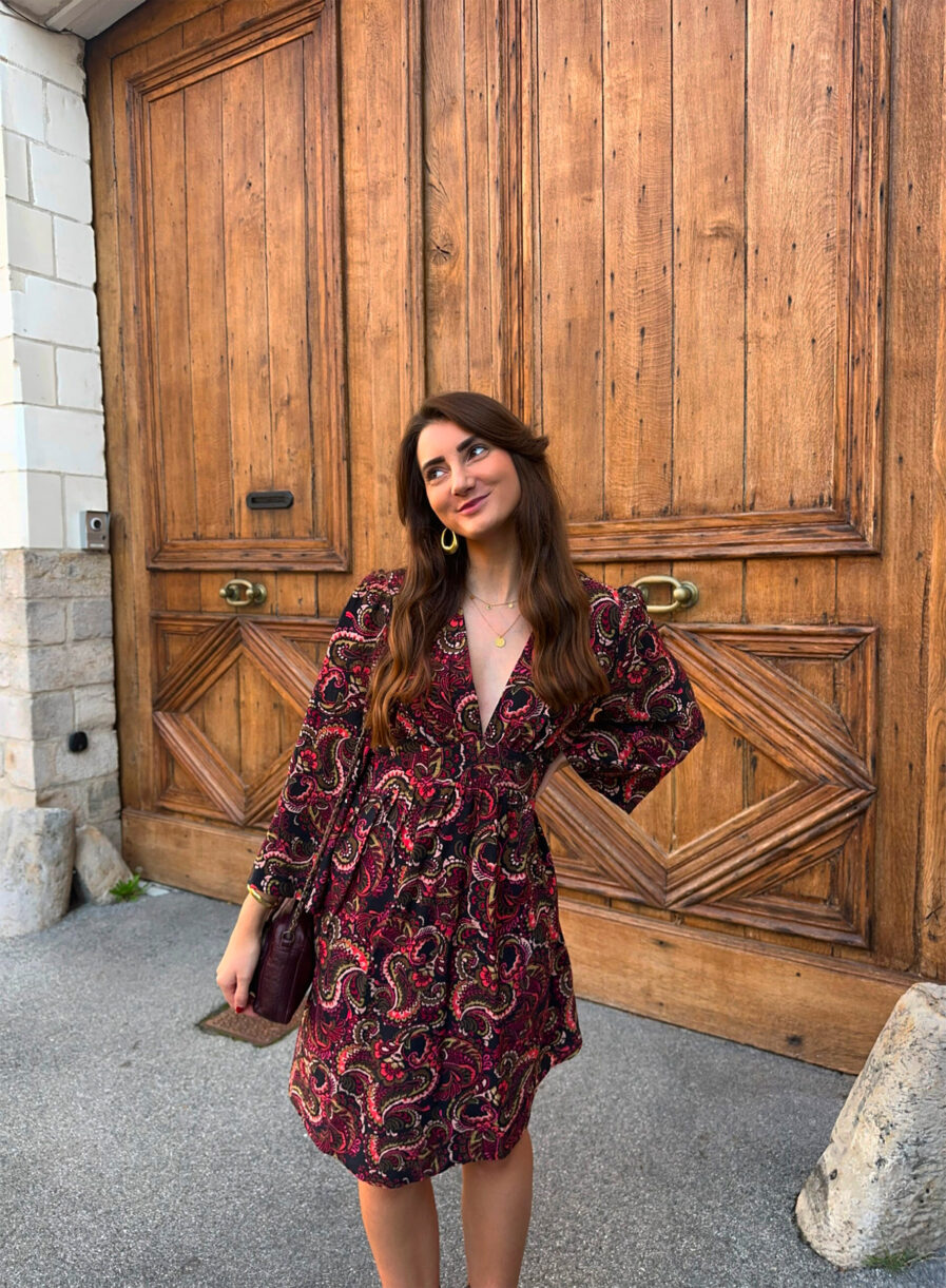 ISALINA, la sublime robe courte à l'allure bohême chic qui vous sublimera vos looks pour cette saison ! • Joli imprimé automnal avec tons chauds : kaki, camel, rouge et noir • Décolleté V élégant qui allonge la silhouette • Manches longues • Joli empiècement sous poitrine qui met en valeur le décolleté • Taille élastiquée pour un maximum de confort • Fabrication Française • Création LES PIPLETTES On aime la porter avec de jolis bijoux dorés pour un look bohème chic super tendance ! Le modèle mesure 1m64, fait une taille 36 et porte une taille 1. Taille 1 = 36/38 Taille 2 = 38/40
