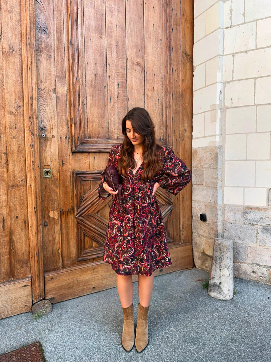 ISALINA, la sublime robe courte à l'allure bohême chic qui vous sublimera vos looks pour cette saison ! • Joli imprimé automnal avec tons chauds : kaki, camel, rouge et noir • Décolleté V élégant qui allonge la silhouette • Manches longues • Joli empiècement sous poitrine qui met en valeur le décolleté • Taille élastiquée pour un maximum de confort • Fabrication Française • Création LES PIPLETTES On aime la porter avec de jolis bijoux dorés pour un look bohème chic super tendance ! Le modèle mesure 1m64, fait une taille 36 et porte une taille 1. Taille 1 = 36/38 Taille 2 = 38/40