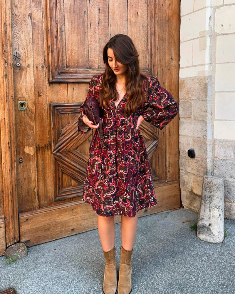 ISALINA, la sublime robe courte à l'allure bohême chic qui vous sublimera vos looks pour cette saison ! • Joli imprimé automnal avec tons chauds : kaki, camel, rouge et noir • Décolleté V élégant qui allonge la silhouette • Manches longues • Joli empiècement sous poitrine qui met en valeur le décolleté • Taille élastiquée pour un maximum de confort • Fabrication Française • Création LES PIPLETTES On aime la porter avec de jolis bijoux dorés pour un look bohème chic super tendance ! Le modèle mesure 1m64, fait une taille 36 et porte une taille 1. Taille 1 = 36/38 Taille 2 = 38/40