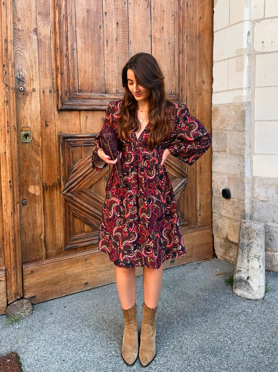 ISALINA, la sublime robe courte à l'allure bohême chic qui vous sublimera vos looks pour cette saison ! • Joli imprimé automnal avec tons chauds : kaki, camel, rouge et noir • Décolleté V élégant qui allonge la silhouette • Manches longues • Joli empiècement sous poitrine qui met en valeur le décolleté • Taille élastiquée pour un maximum de confort • Fabrication Française • Création LES PIPLETTES On aime la porter avec de jolis bijoux dorés pour un look bohème chic super tendance ! Le modèle mesure 1m64, fait une taille 36 et porte une taille 1. Taille 1 = 36/38 Taille 2 = 38/40