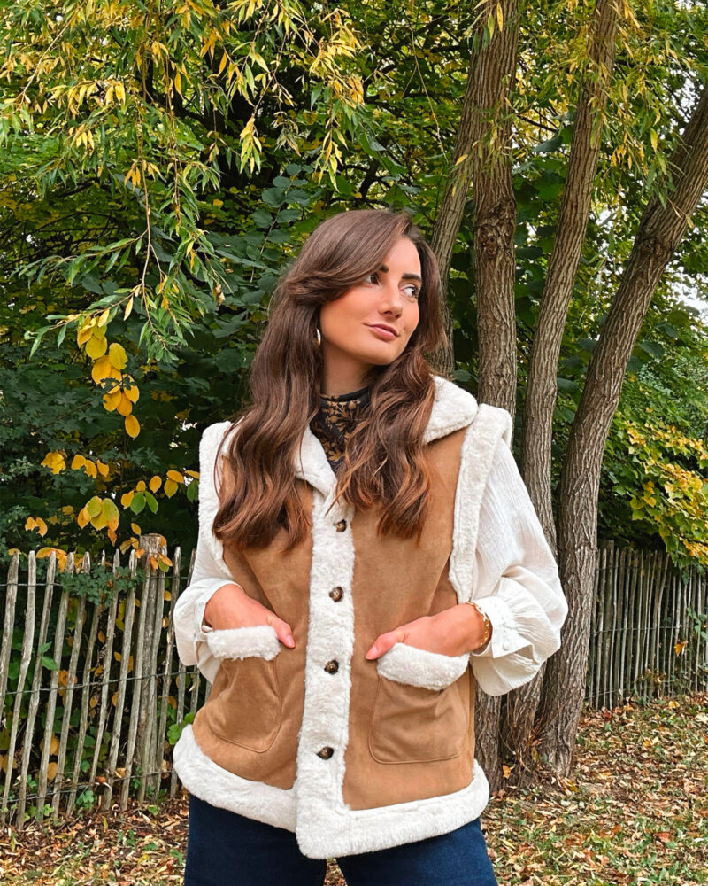 Voici notre veste sans manches Elise ! Parfaite pour cette mi-saison, vous pouvez l'habiller avec une maille, une blouse. Détail du produit : Col montant Coupe droite Sans manches Fermeture boutonnée devant Patte de serrage au col Poches plaquées devant Bi-matière En cuir velours et effet moutonné