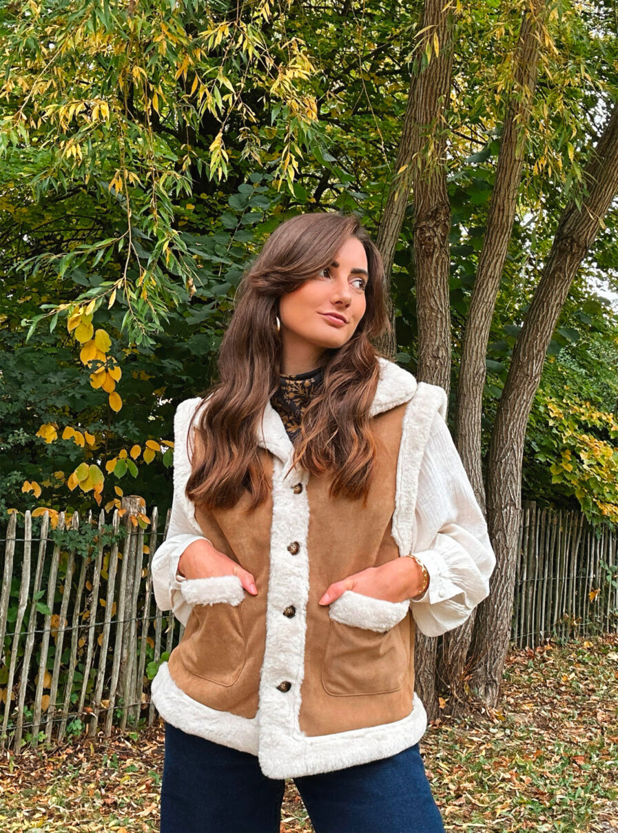 Voici notre veste sans manches Elise ! Parfaite pour cette mi-saison, vous pouvez l'habiller avec une maille, une blouse. Détail du produit : Col montant Coupe droite Sans manches Fermeture boutonnée devant Patte de serrage au col Poches plaquées devant Bi-matière En cuir velours et effet moutonné
