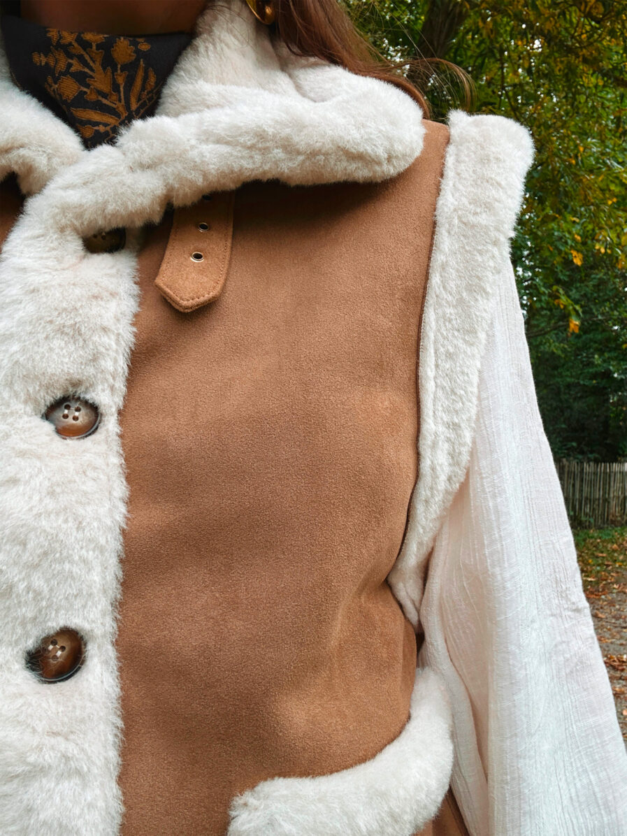 Voici notre veste sans manches Elise ! Parfaite pour cette mi-saison, vous pouvez l'habiller avec une maille, une blouse. Détail du produit : Col montant Coupe droite Sans manches Fermeture boutonnée devant Patte de serrage au col Poches plaquées devant Bi-matière En cuir velours et effet moutonné