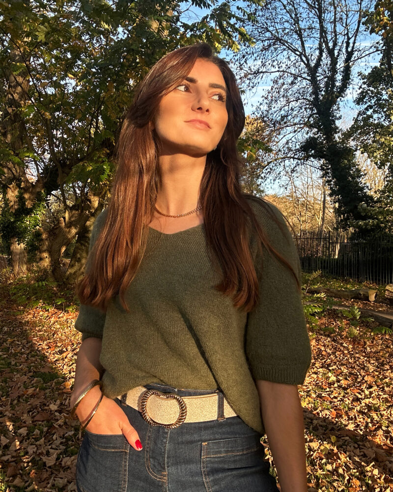 Pull Maya kaki porté par la modèle