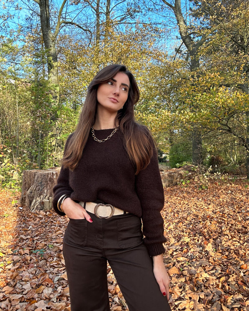 Pull Sunny Chocolat porté par la modèle