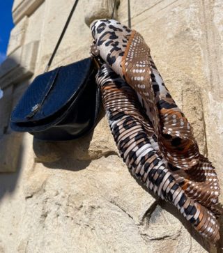 FOULARD NOLLY 🐾
Mille façons de le porter : noué sur un sac, ceinturé à la taille ou dans les cheveux..

www.lespiplettesstore.fr

#lespiplettes #shopping #mode #lille #vieuxlille #arras #paris #lemarais #valenciennes #amiens #letouquet #strasbourg #toulouse #eshop #nouvellecollection #capsule #jeuxdemailles #fashionstyle #fashionaddict